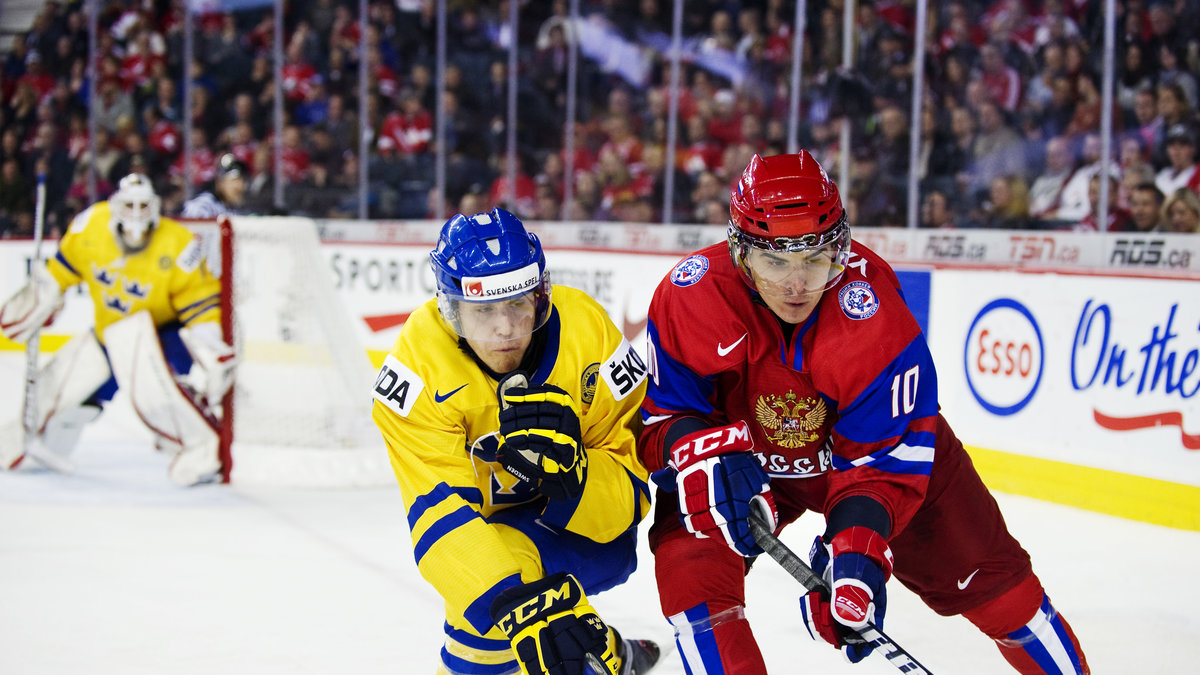 Rysslands stjärna Nail Yakupov tillhör Edmonton Oilers, men spelar i KHL-laget Neftekhimik Nizhnekamsk  under NHL-lockouten. Här är han i närkamp med Sveriges Fredrik Claesson i förra årets JVM.