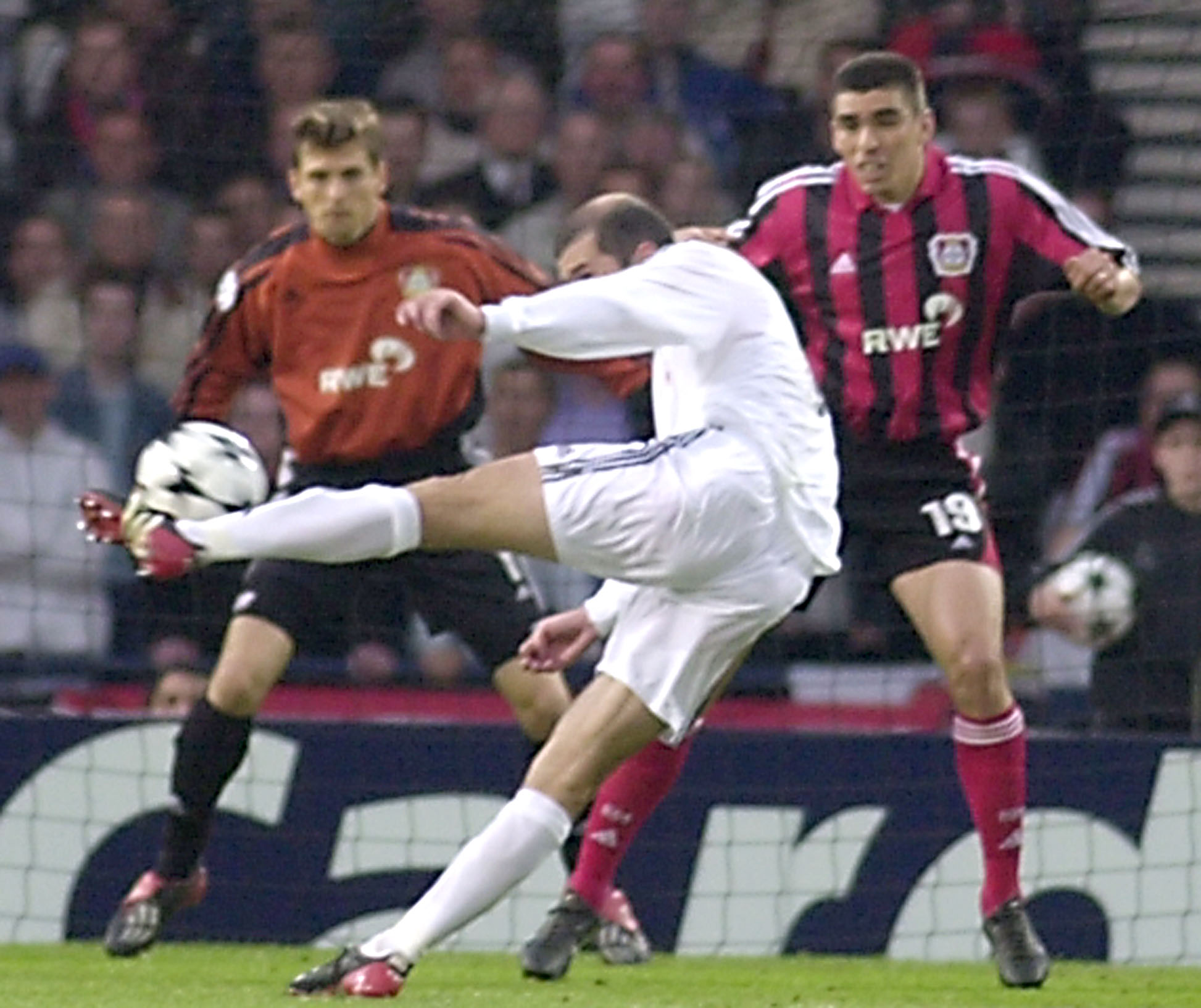 Zinedine Zidane toppar listan på Champions League-målen vi aldrig får glömma.