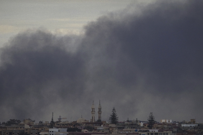 Svart rök ligger tät över Benghazi. 