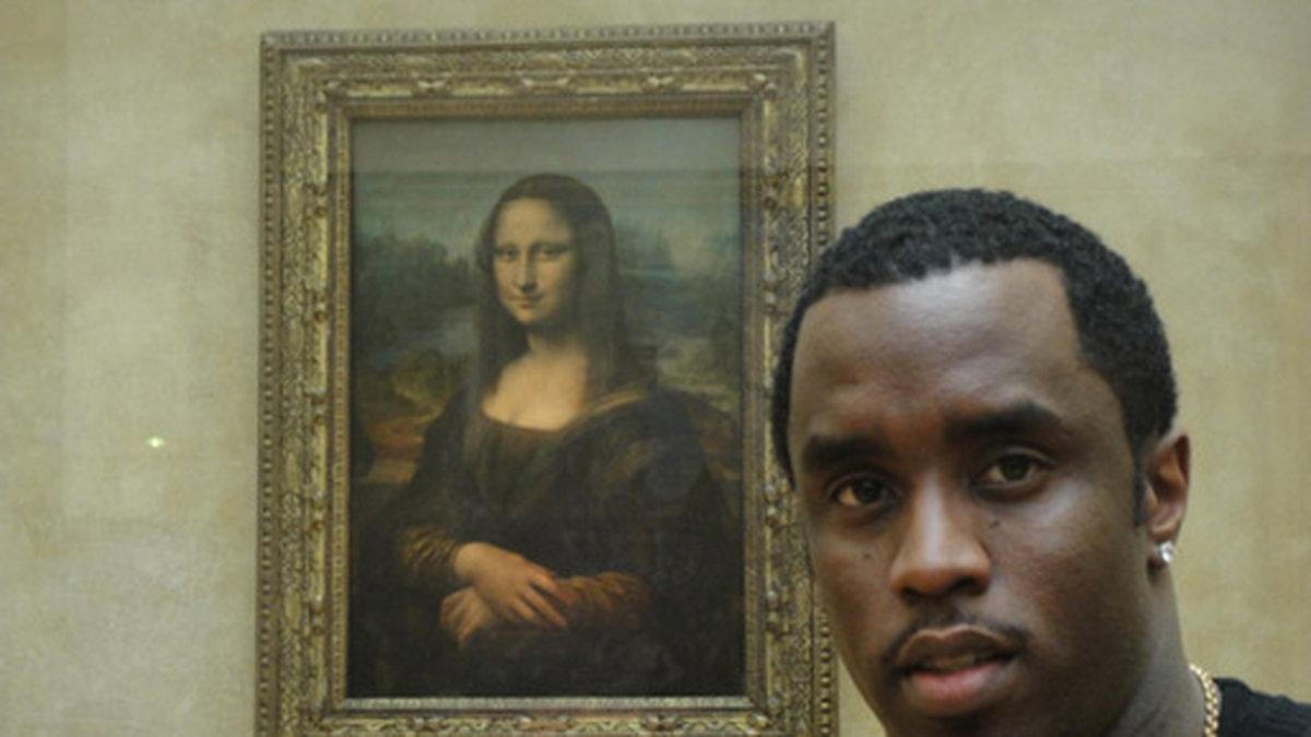 P Diddy poserar med hiphop-groupien nummer ett – Mona Lisa, eller La Joconde som målningen heter.