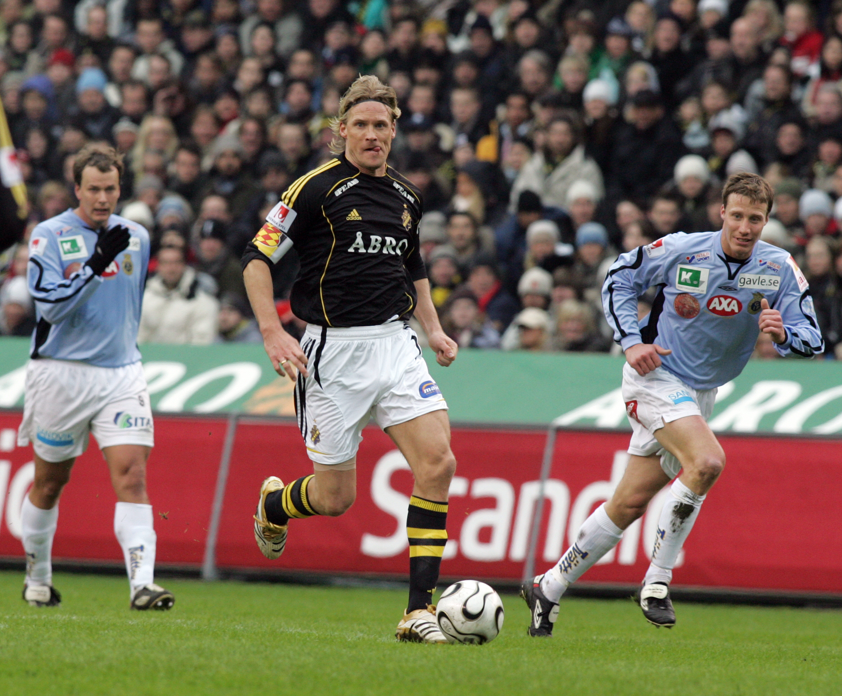 Johan Mjällby med boll, Johan Mjällby med bollen under kontroll! Johan Mjällby med boll, Johan Mjällby med bollen under kontroll!