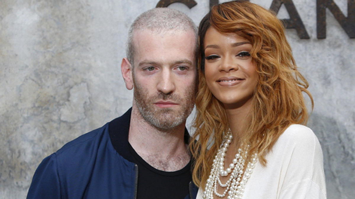 Rihanna poserar med Mel Ottenberg på Chanel-visningen i Paris. 