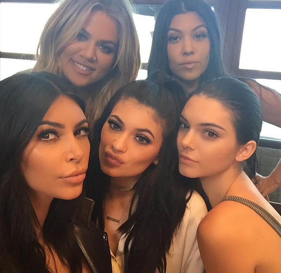 Kylie Jenner med sina systrar. Kylie Jenner med sina systrar.