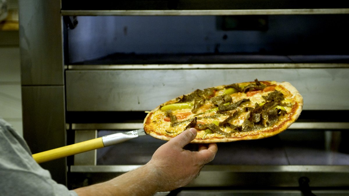 Enligt preliminära prover kan smittan spåras till pizzerians pizzasallad.