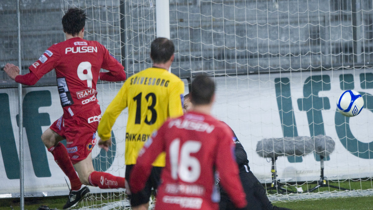 Lasse Nilsson inledde målskyttet i den 21:a matchminuten för boråsarna.
