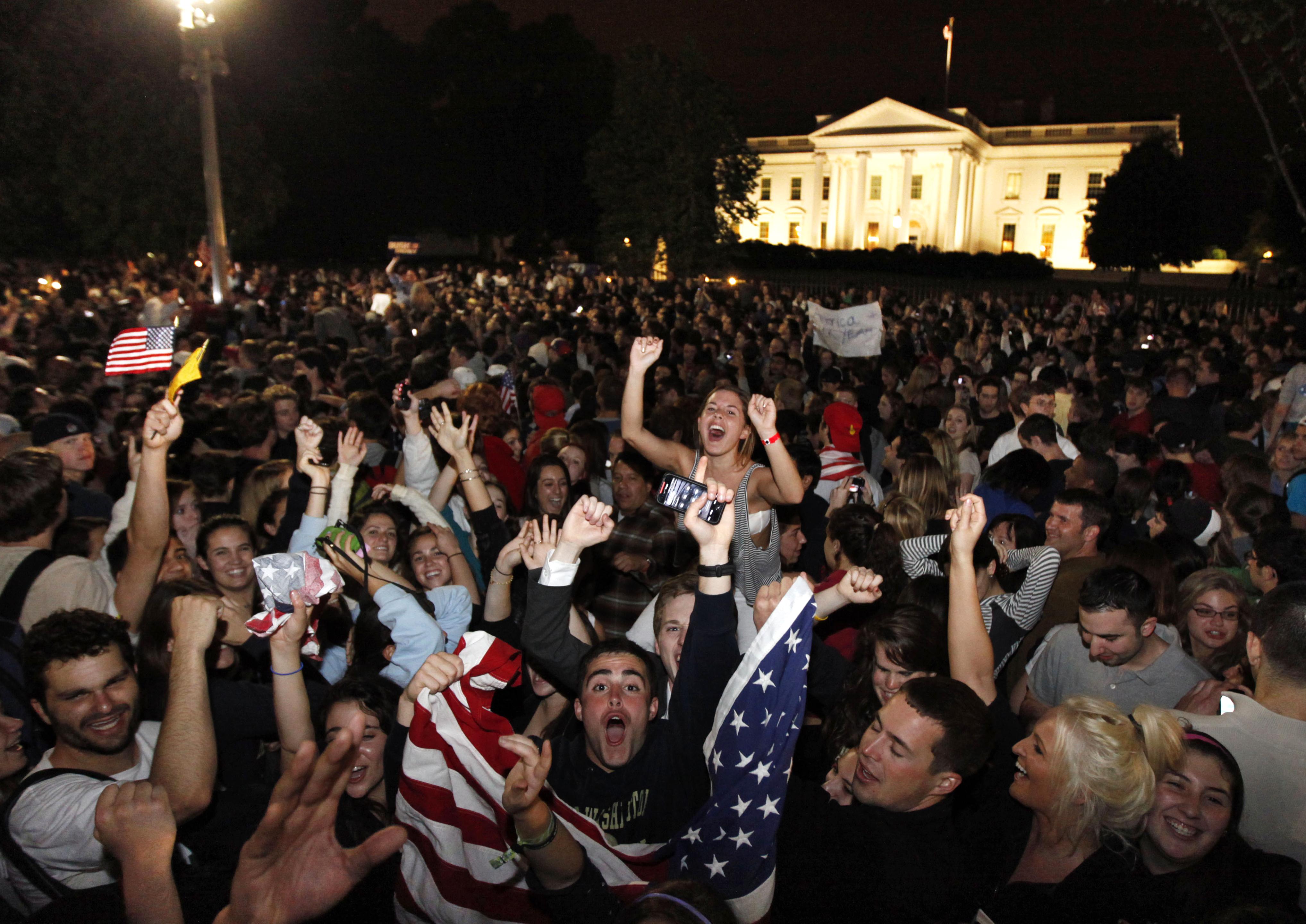 En stor folkmassa har samlats utanför Vita huset för att fira Usama Bin Ladins död. Stora delar av världen vaknade upp till nyheten om att amerikanska underrättelsetjänsten CIA sköt ihjäl den fruktade terrorledaren. Den amerikanske presidenten Barack Obam