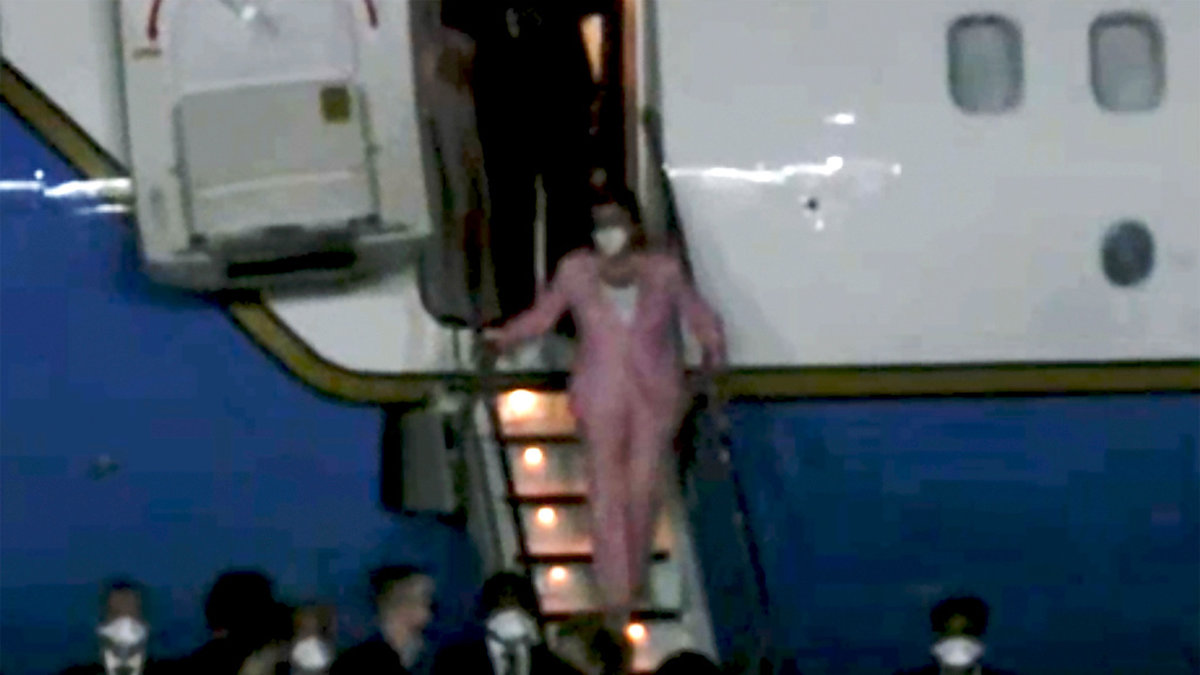 Nancy Pelosi, talman i USA:s representanthus, lämnar det flygplan som hundratusentals följde via nätet. Bild från en videoupptagning.