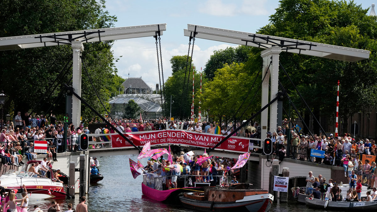En armada av båtar utgör Amsterdams 25:e flytande prideparad.