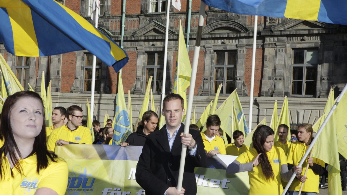 "Ungdomsförbundets ledare har pekats ut som Jimmie Åkessons efterträdare. Nu minskar hans chanser." Det skriver Nina Nina Brevinge på fokus.se.