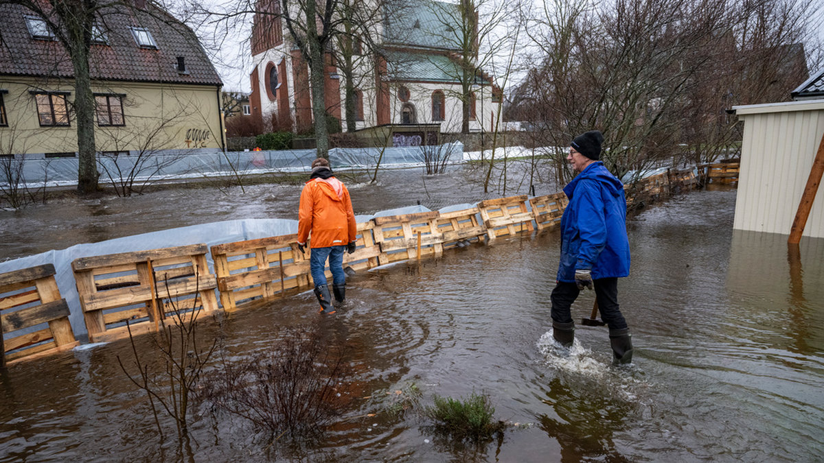 Boende i Hörby satte tidigare i år upp barriärer för att mota bort vattnet som steg till följd av snösmältning och regn på mättad mark. Arkivbild.
