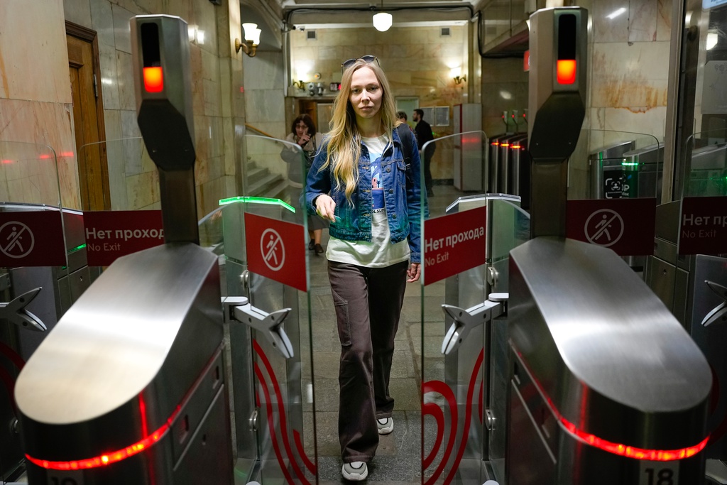 Jekaterina Maksimova går igenom tunnelbanespärrarna i Moskva – något hon vanligtvis undviker. Bild tagen den 22 maj.