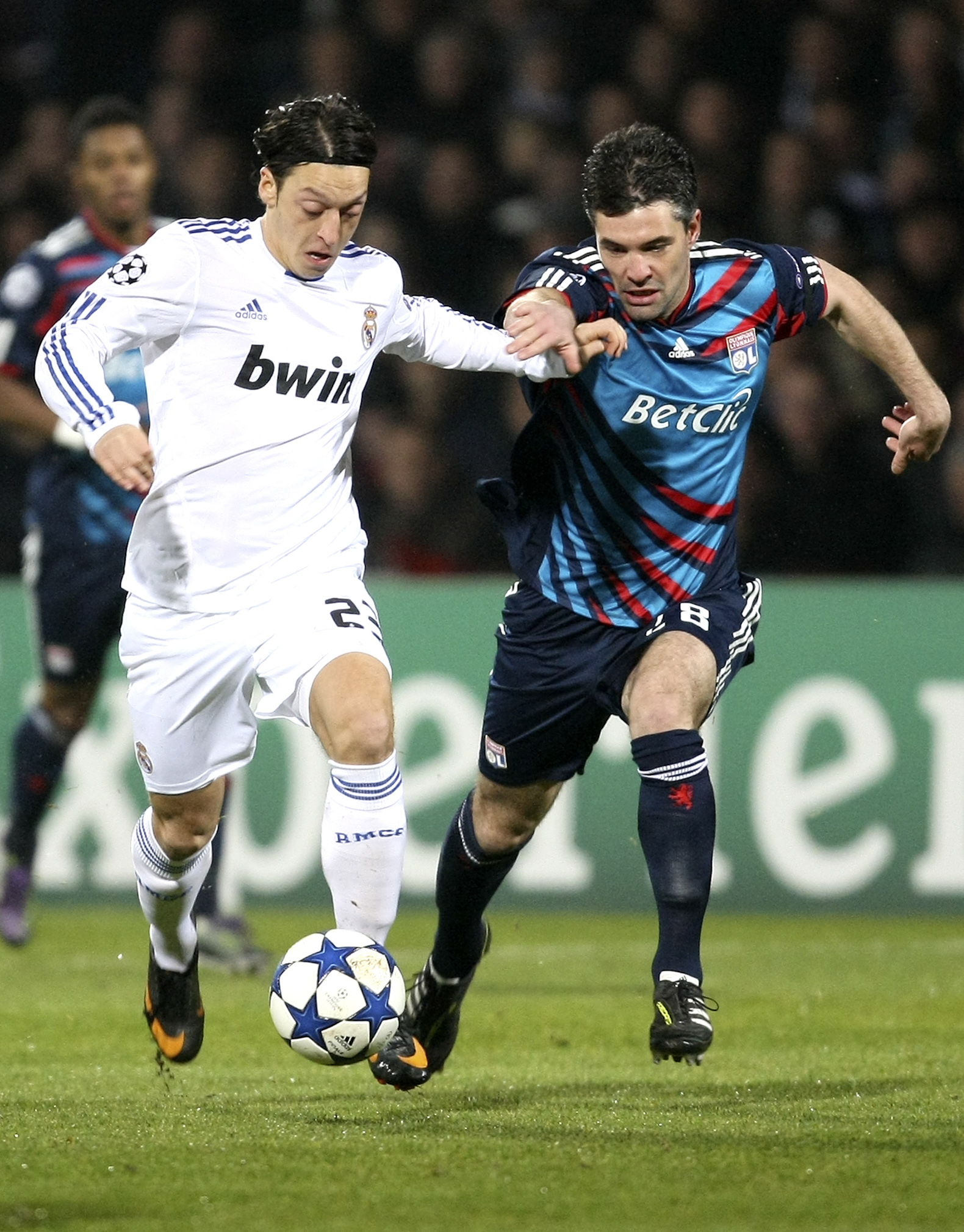 Mesut Özil stod för en magisk framspelning till Karim Benzemas 1-0 mål.