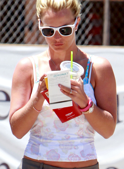 Britney Spears lusläser broschyrer om fettsugning. Britney Spears lusläser broschyrer om fettsugning.