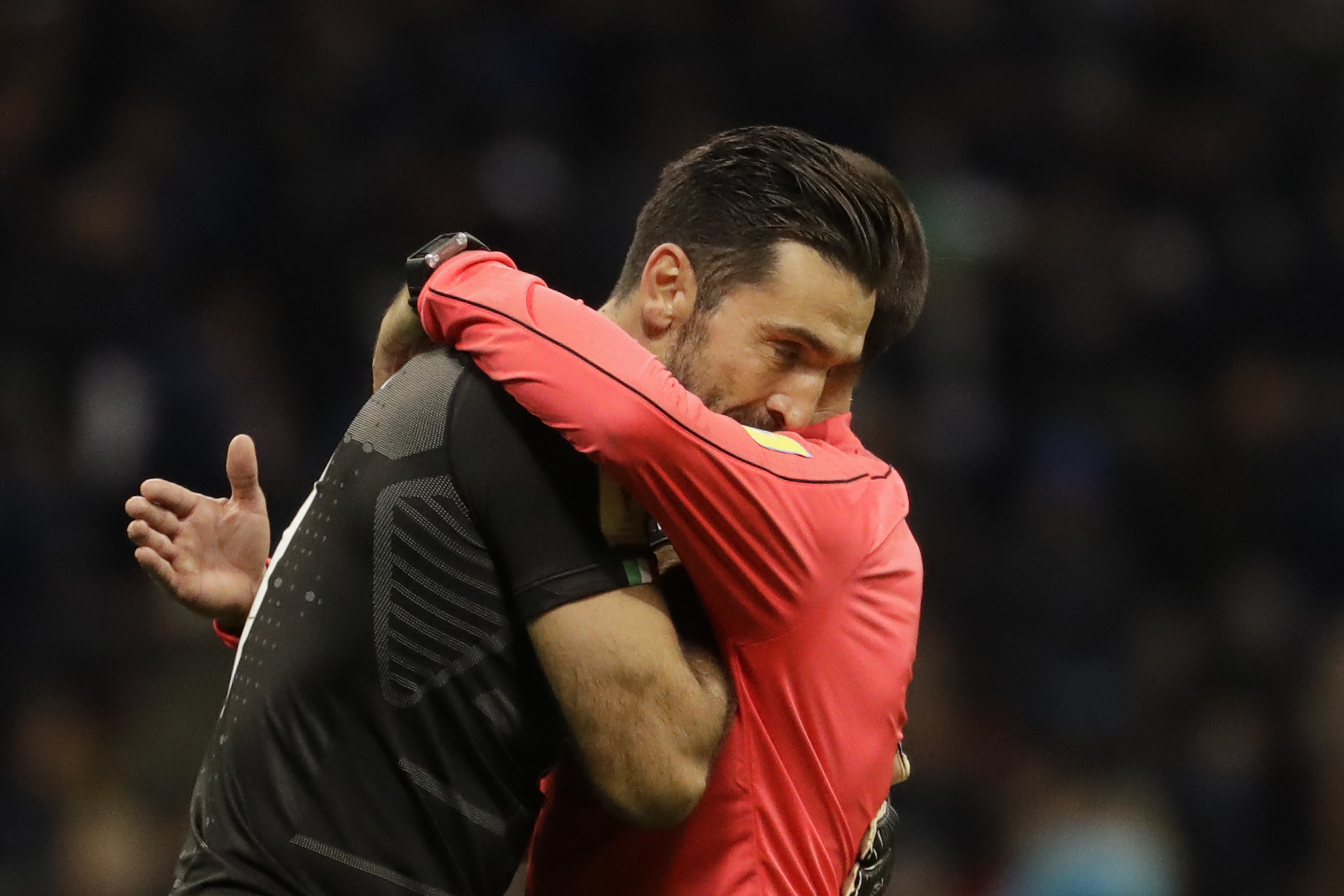 Buffon och domaren i en kram. Buffon och domaren i en kram.