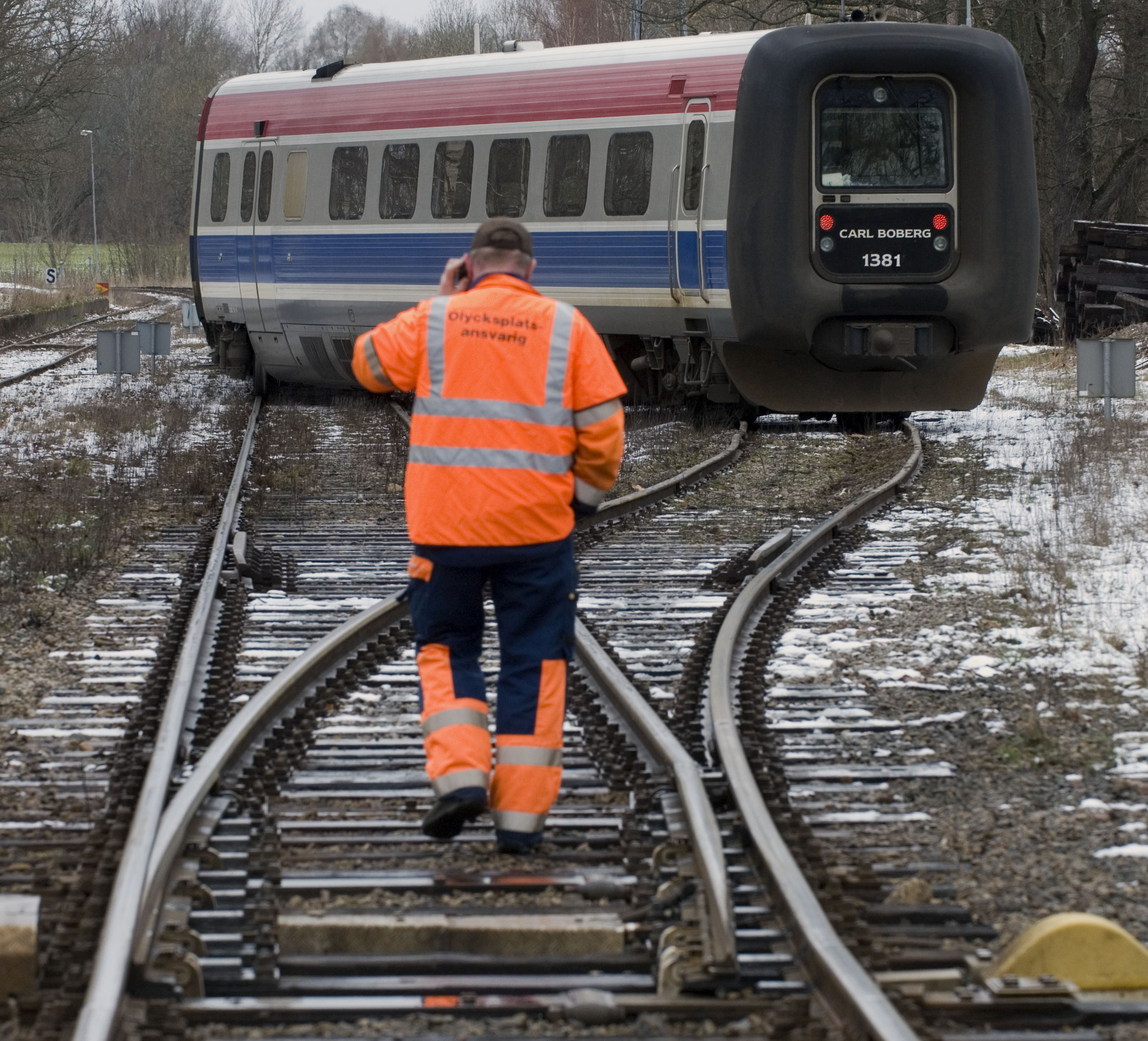 En tragisk olycka slutade med att en snöjröjare avled efter att ha blivit överkörd av ett tåg.