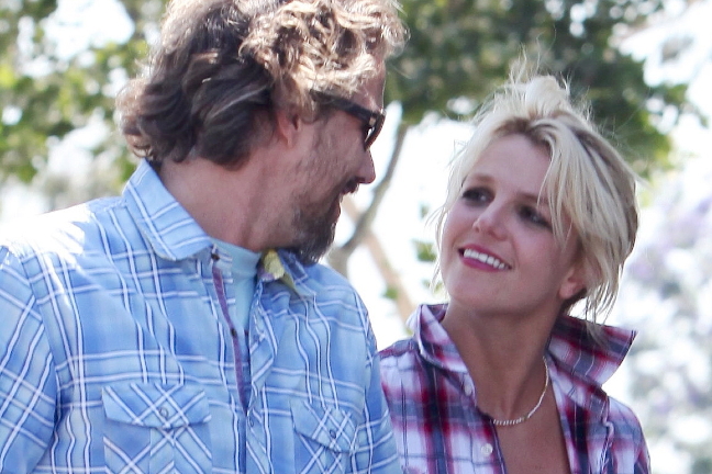 Britney och Jason ler igen.