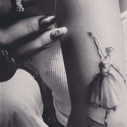 Rita Ora visar upp sin nya tatuering. Rita Ora visar upp sin nya tatuering.