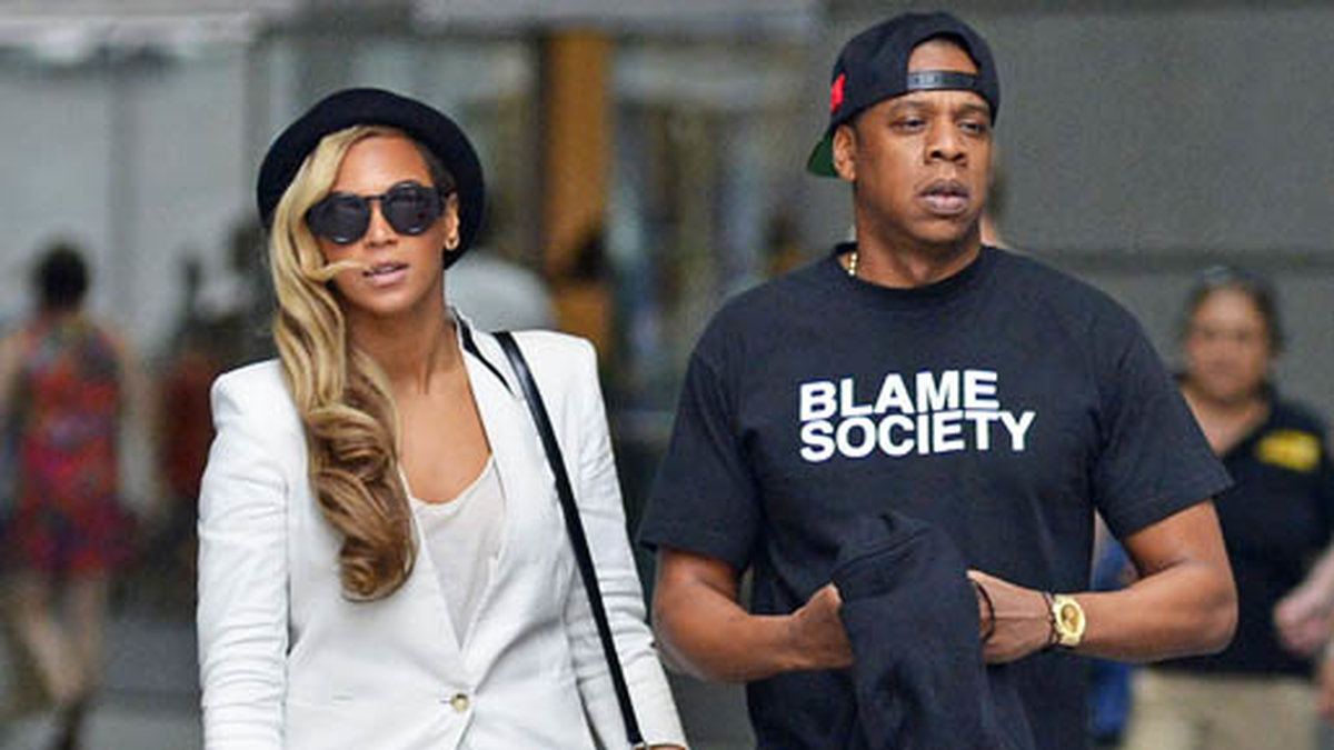 Är det här Rihannas hemliga dubbelgångare på stan? Nej, det är bara vansinnigt stilsäkra Beyoncé med pojkvännen Jay-Z vid sin sida. 