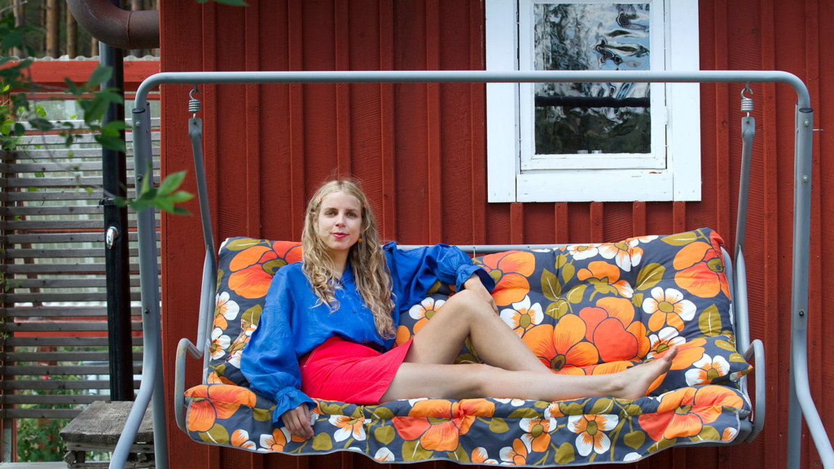 Folkmusikern och landsbygdsaktivisten Samantha Ohlanders bor tillsammans med sin sambo i en tidigare skola utanför Järvsö i Hälsingland.