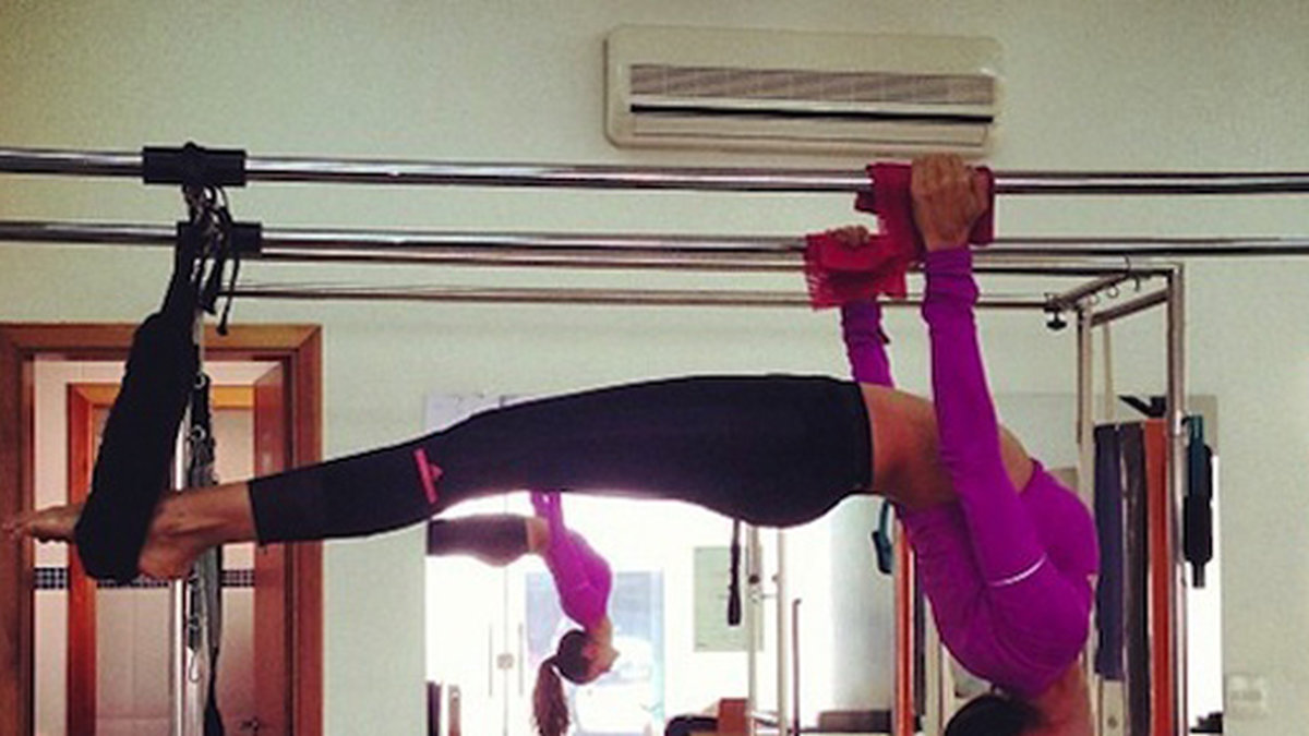 Supermodellen Izabel Goulart kämpar på med sin Pilates.