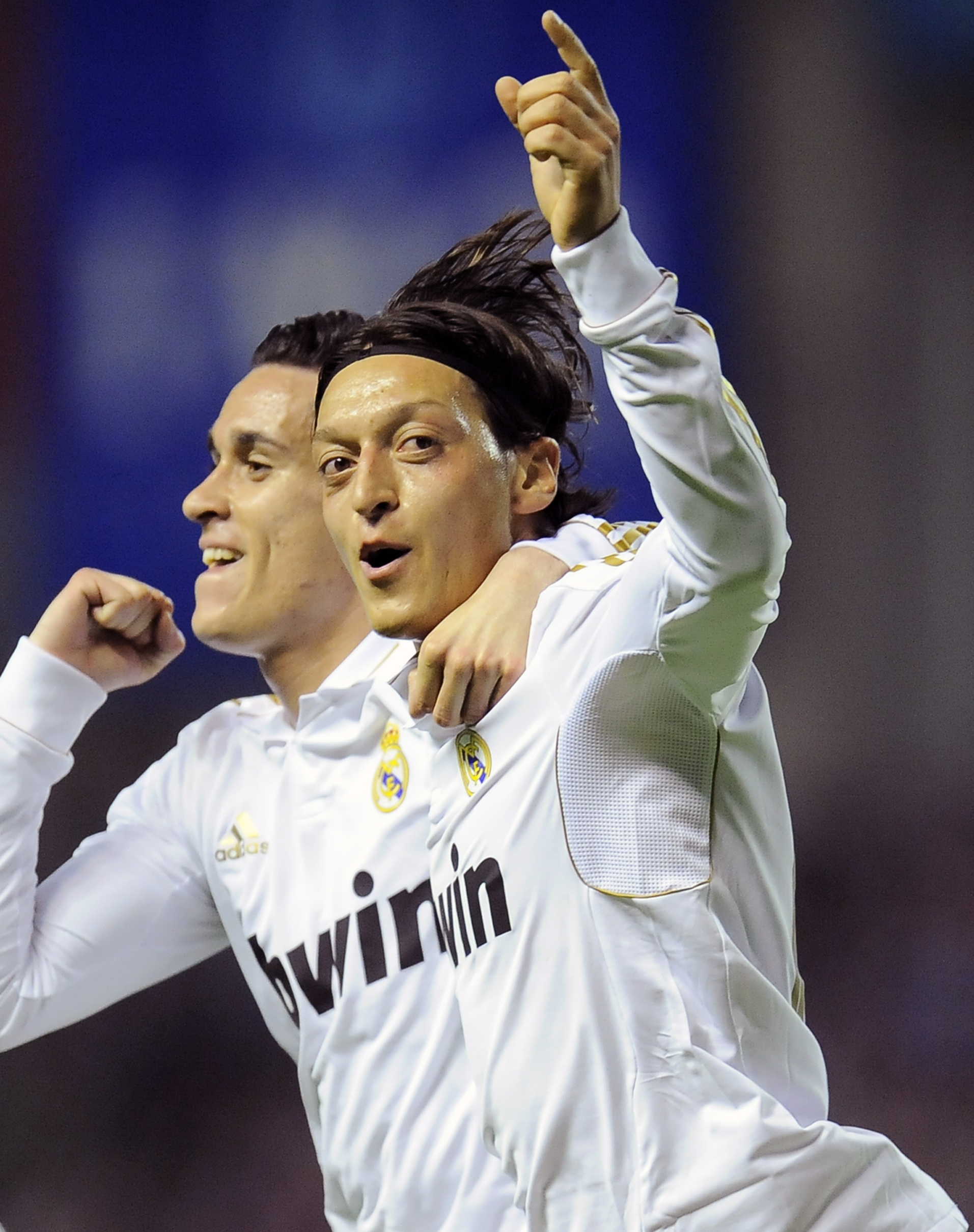 Målet följdes sen upp av tyskturken Mesut Özils 2-0 åtta minuter senare. Målet följdes sen upp av tyskturken Mesut Özils 2-0 åtta minuter senare.