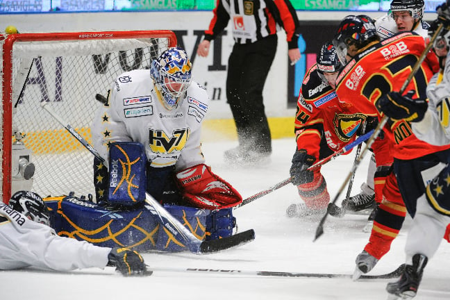 Daniel Larsson storspelade mot sitt forna lag och var en stor anledning till att HV71 kunde åka från Stockholm som vinnare.