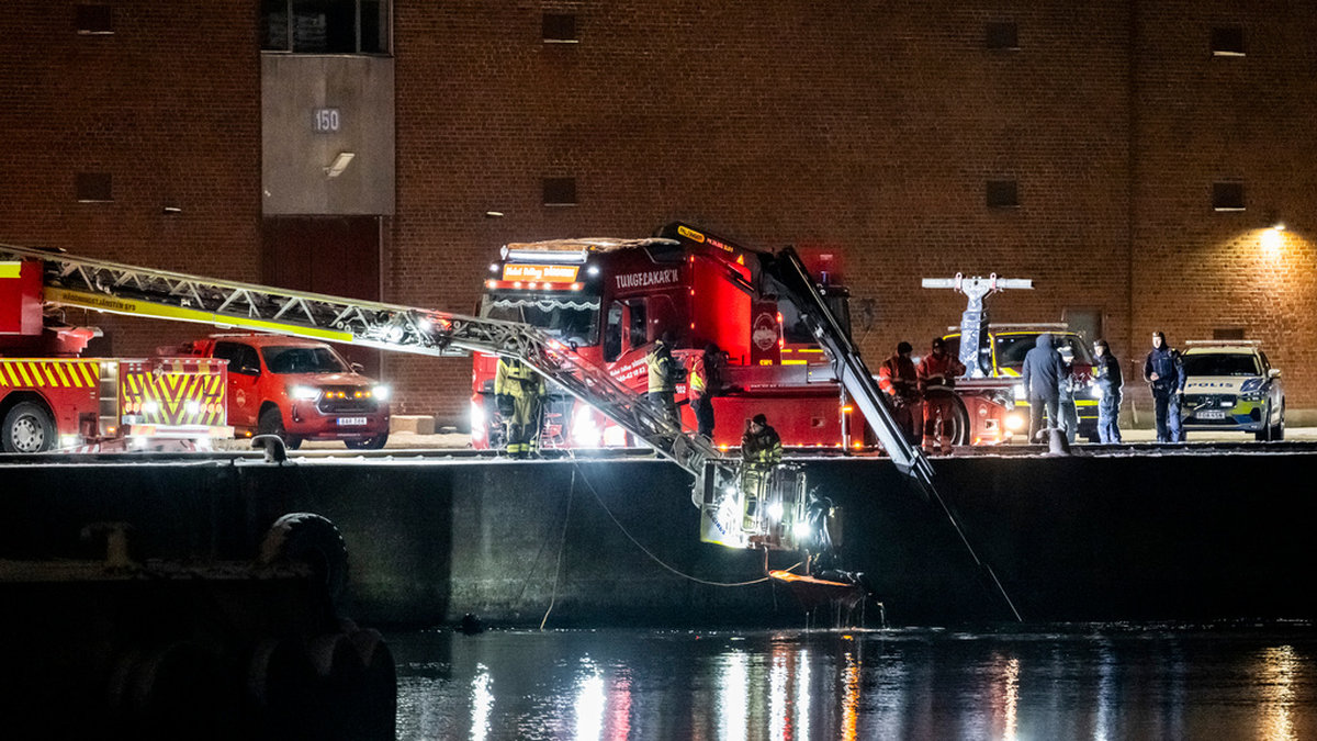 Räddningstjänsten och polisen på plats vid Sydkajen i Malmö på torsdagskvällen efter larm om att en bil hamnat i vattnet.