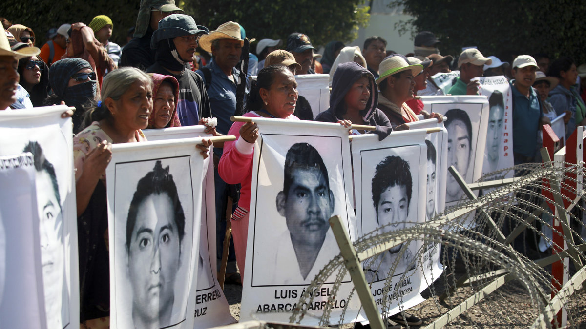 I oktober hittades 43 studenter i en massgrav i Mexico. Än har inte myndigheterna rett ut hur det ligger till, vilket har lett till stora uppror i landet.