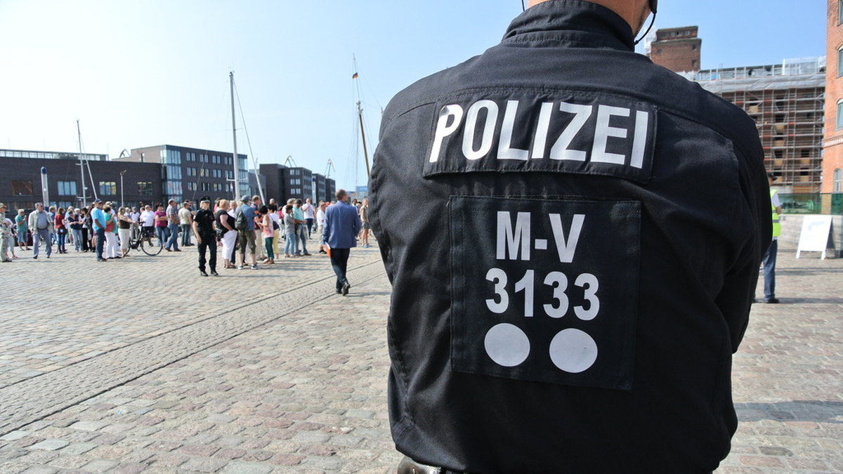 Hundratals tyska poliser utreds för högerextrema sympatier. Den avbildade personen har inget med texten att göra. Arkivbild.