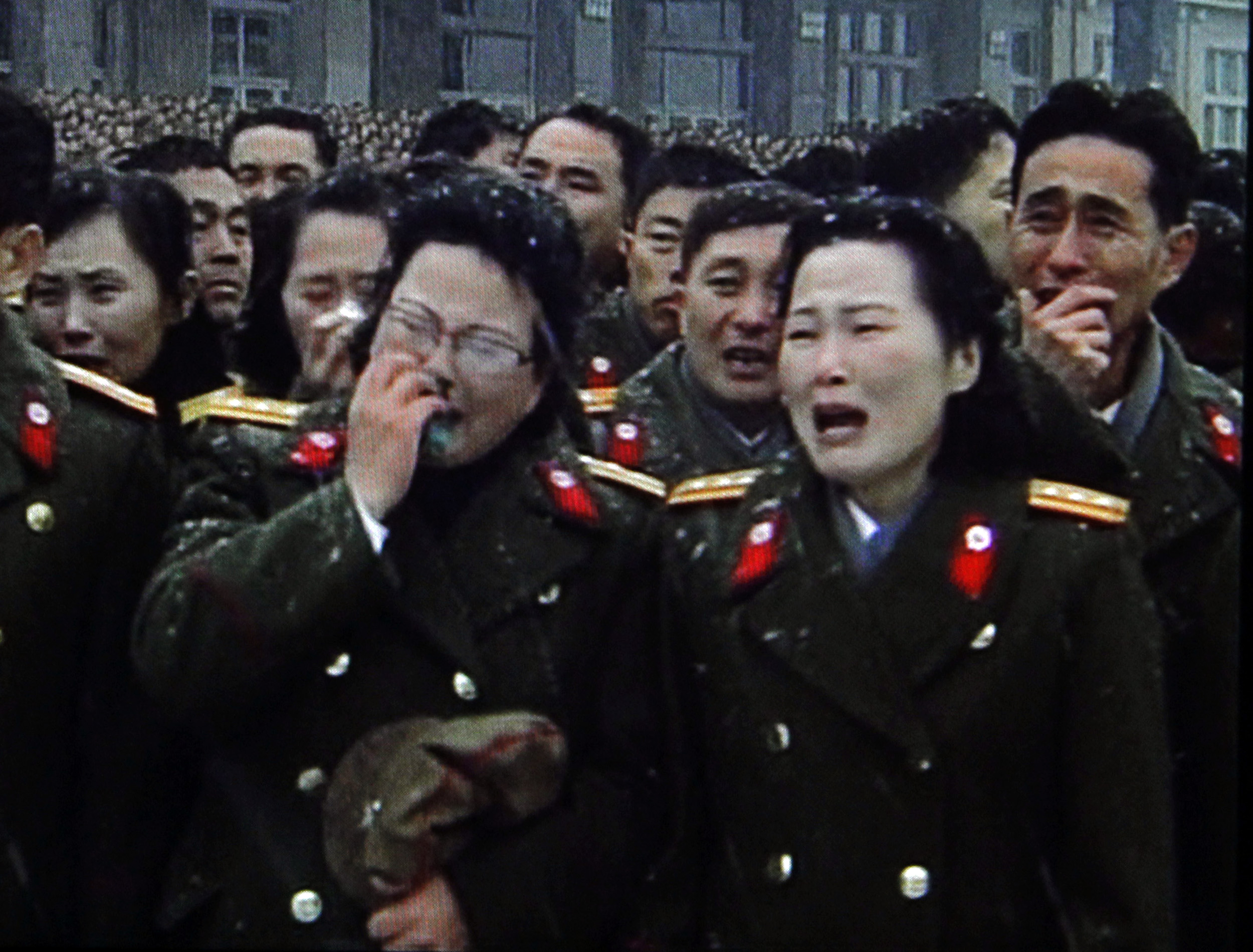 Efter elva dagars landssorg begravs nu Nordkoreas diktator Kim Jong Il. Tiotusentals nordkoreaner såg på när Kim Jong Il:s kropp eskorterades genom huvudstaden Pyongyang. Kim Jong Il styrde världens mest slutna land Nordkorea i 17 år och dog 69 år gammal. Efter elva dagars landssorg begravs nu Nordkoreas diktator Kim Jong Il. Tiotusentals nordkoreaner såg på när Kim Jong Il:s kropp eskorterades genom huvudstaden Pyongyang. Kim Jong Il styrde världens mest slutna land Nordkorea i 17 år och dog 69 år gammal.
