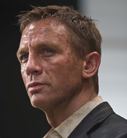 Daniel Craig innan operationerna. Daniel Craig innan operationerna.