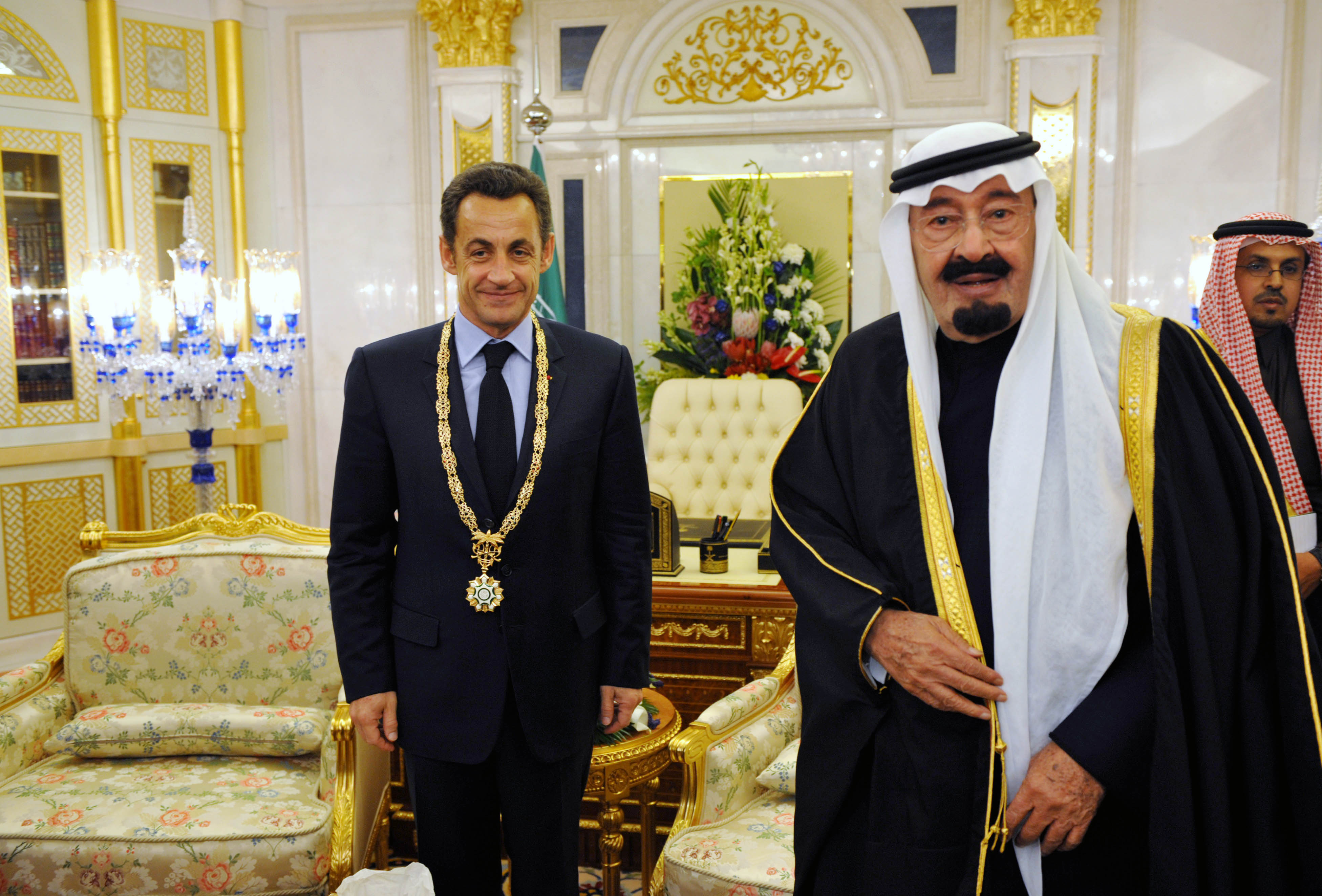 Ett år tidigare var det Kung Abdullah som skulle belöna Frankrikes president Sarkozy med Kung Abdelazizmedaljen. 