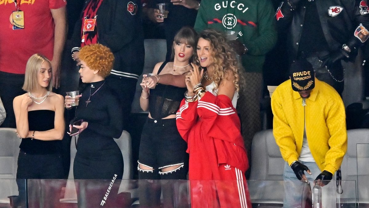 Taylor Swift, pekandes i mitten, med skådespelaren Blake Lively till höger om sig och rapparen Ice Spice till vänster. Swift är på arenan i Las Vegas för att se sin pojkvän Travis Kelce i Kansas City spela NFL-finalen i amerikansk fotboll, Super Bowl.