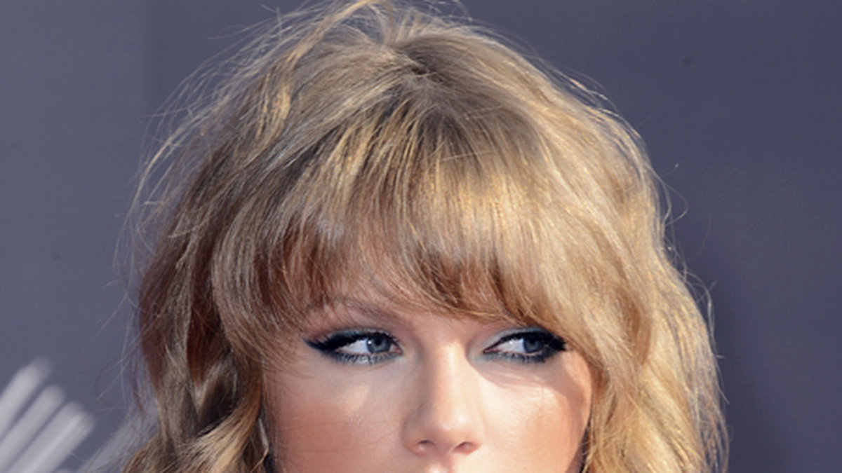 Taylor på MTV Video Music Awards med sotade ögon och bäriga läppar. 