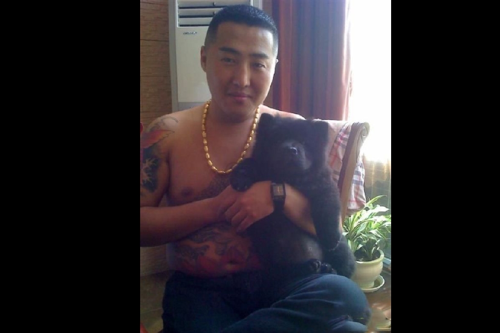 Gangstern har även en mjuk sida. Här poserar han med en söt hund.