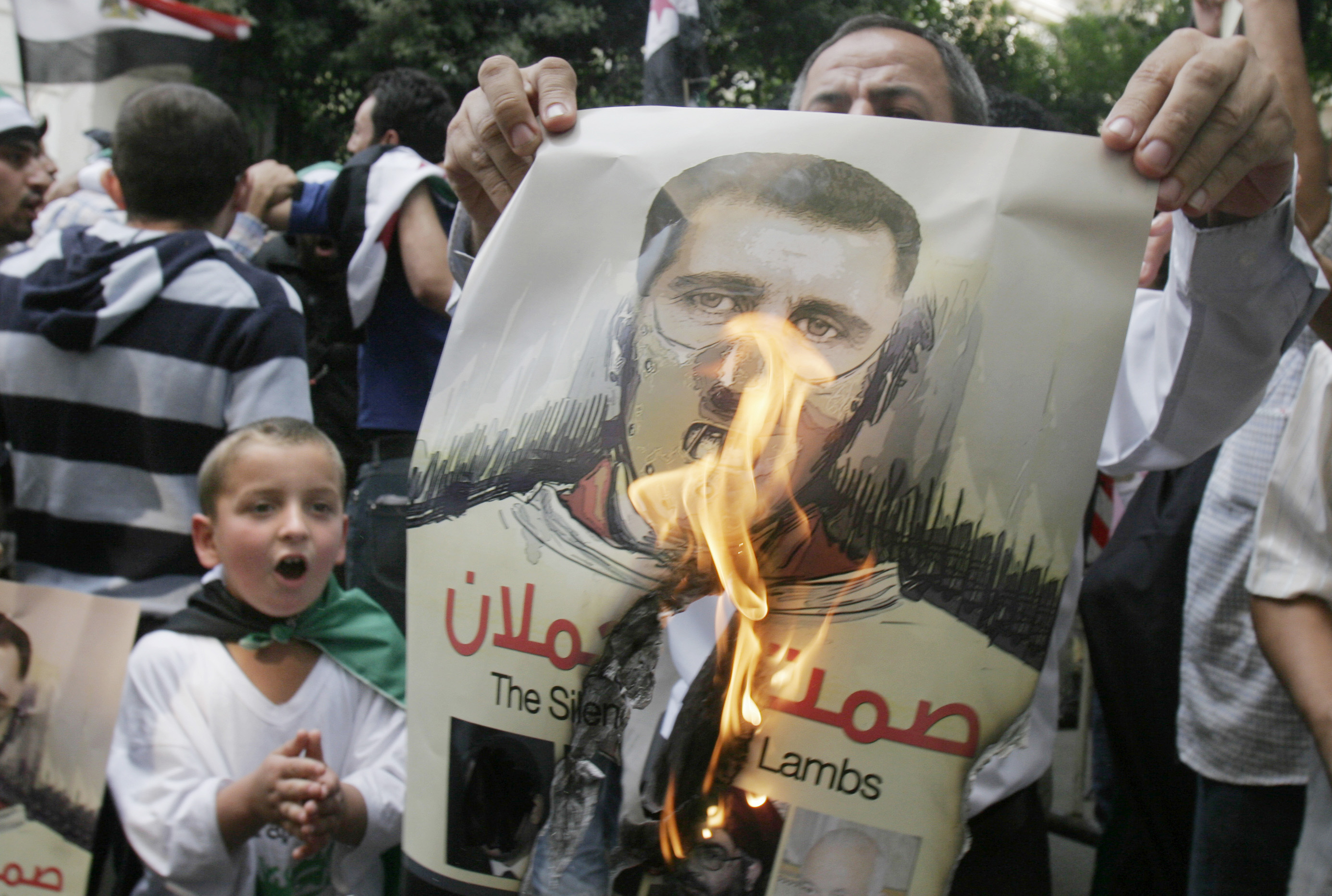 Folket kämpar för frihet och sina mänskliga rättigheter. Här eldar en rebell upp en bild som föreställer president Bashar al-Assad. Folket kämpar för frihet och sina mänskliga rättigheter. Här eldar en rebell upp en bild som föreställer president Bashar al-Assad.
