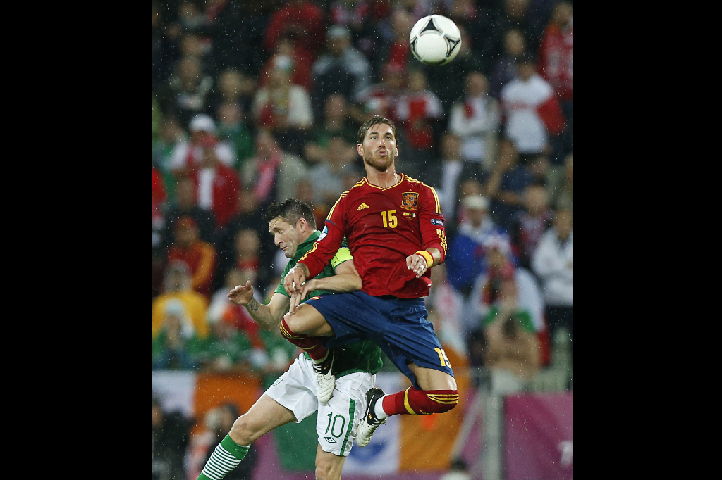 Sergio Ramos stoppar bollen precis framför Irlands Robbie Keane. Sergio Ramos stoppar bollen precis framför Irlands Robbie Keane.