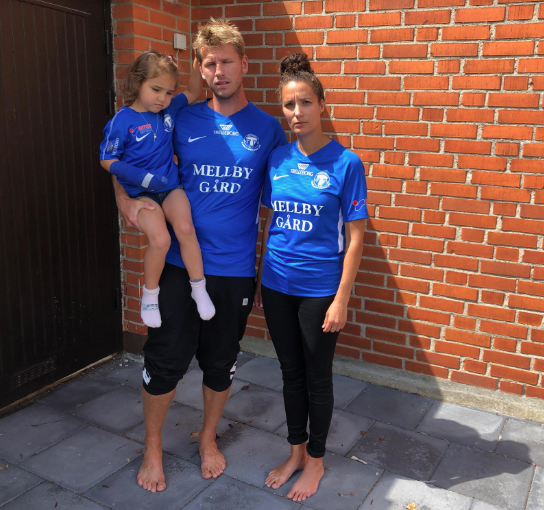 Nea med sin mamma och pappa. Nea med sin mamma och pappa.