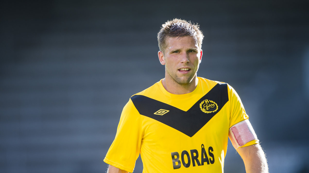 Sveriges mesta landslagsman genom tiderna Anders Svensson funderar på att sluta med fotbollen.