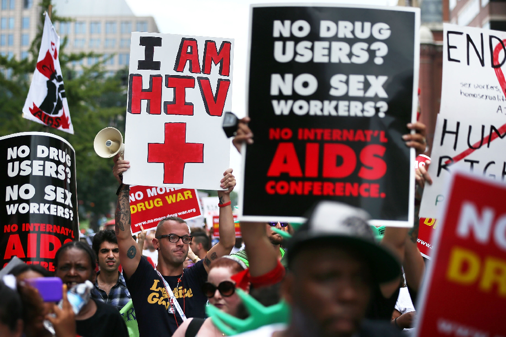 30 miljoner lever med HIV i dag. Lika många har dött av AIDS.