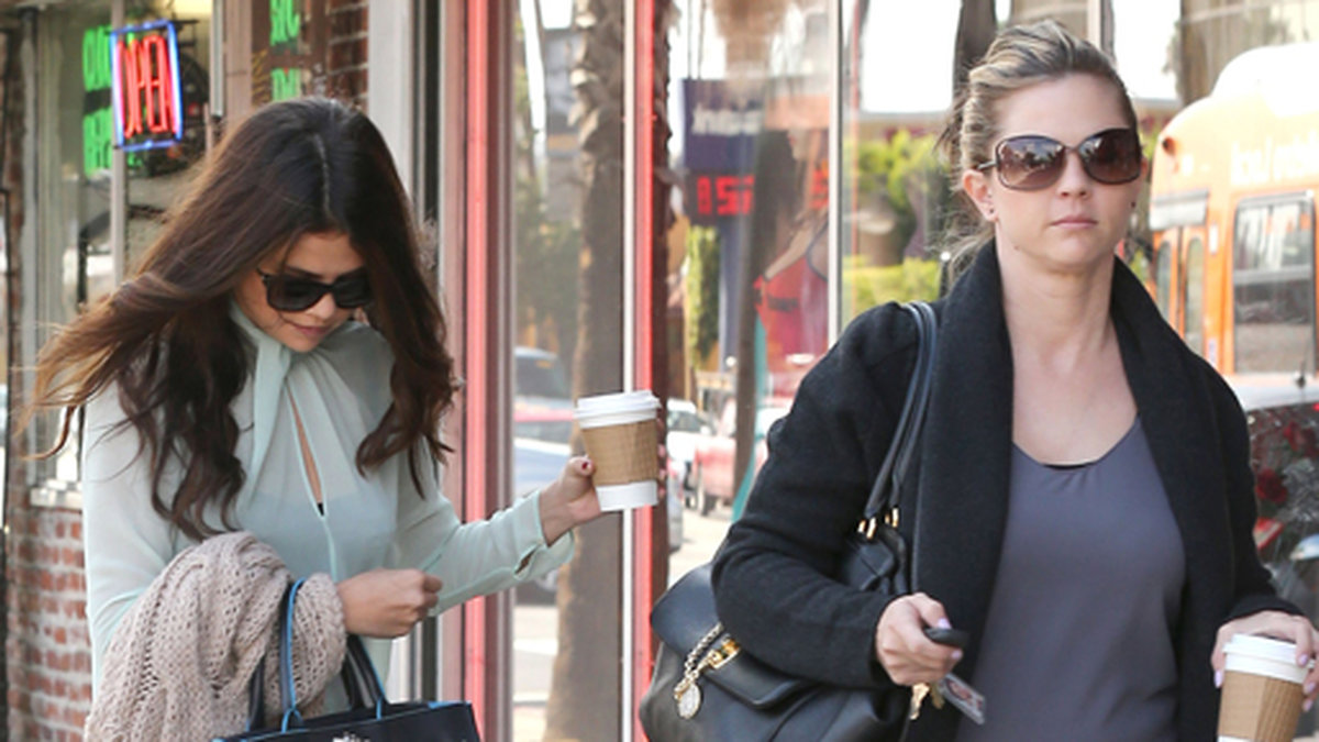 Selena Gomez  tog en kaffe med sin mamma.
