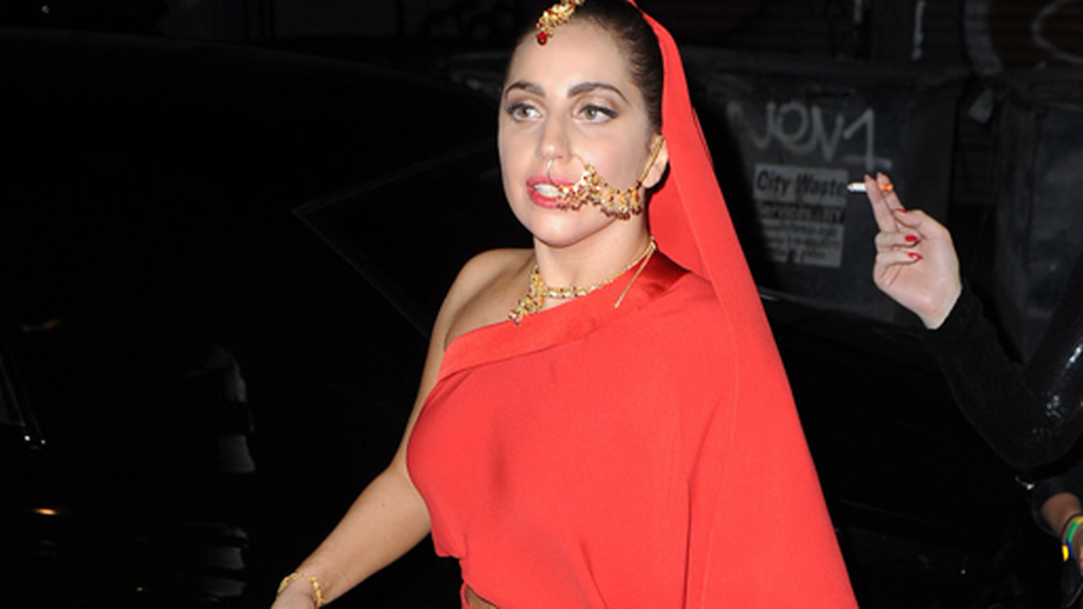 Senare i veckan blev det en röd outfit för Gaga när hon gick på nattklubb i New York.