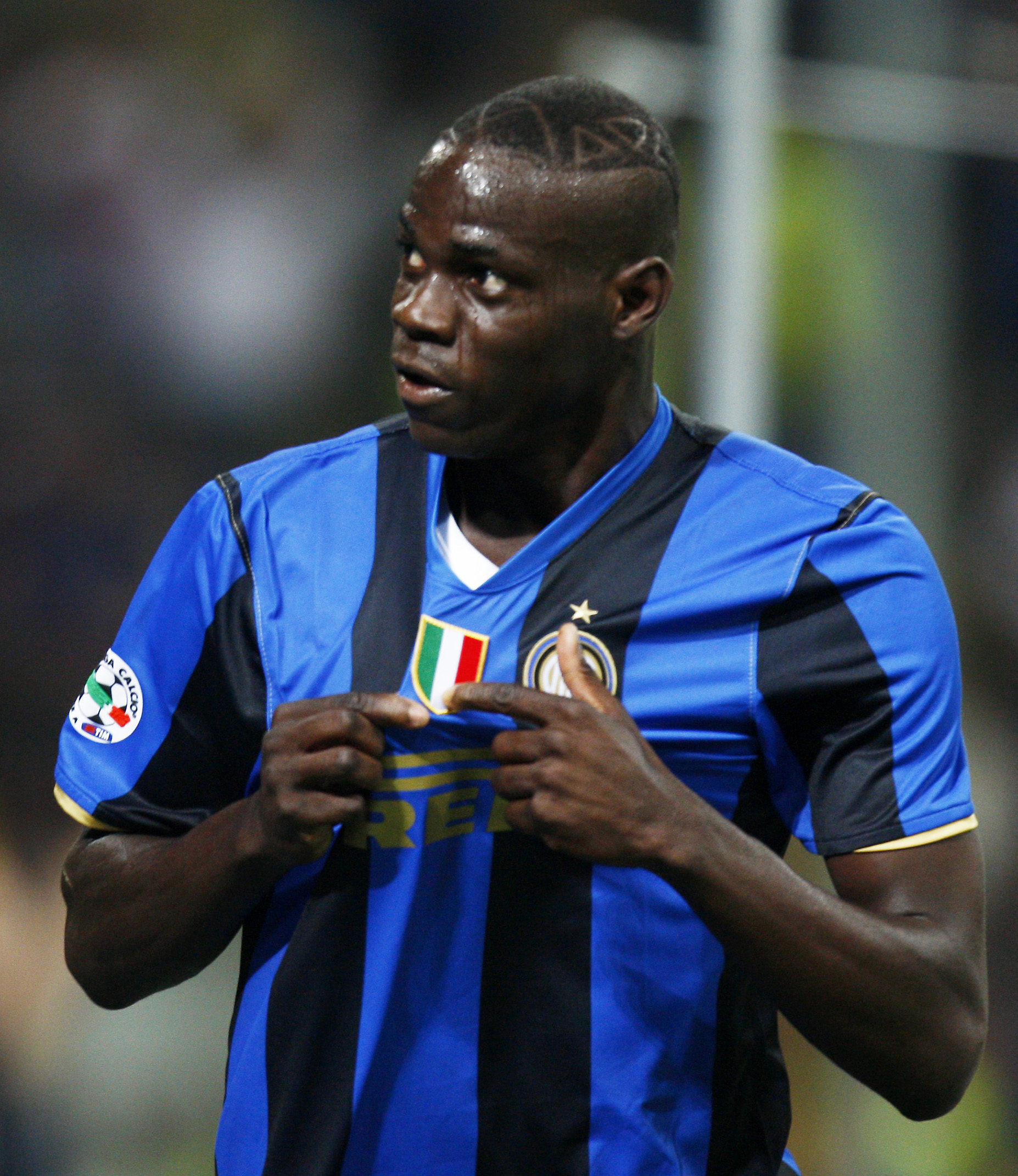 4. BAR ÄRKERIVALENS TRÖJA. När han fortfarande spelade i Inter var Balotelli med i ett teve-program – iförd en Milantröja. Det skapade storm i Italien och Mario bad sedan om ursäkt till fansen och klubben.
4. BAR ÄRKERIVALENS TRÖJA. När han fortfarande spelade i Inter var Balotelli med i ett teve-program – iförd en Milantröja. Det skapade storm i Italien och Mario bad sedan om ursäkt till fansen och klubben.