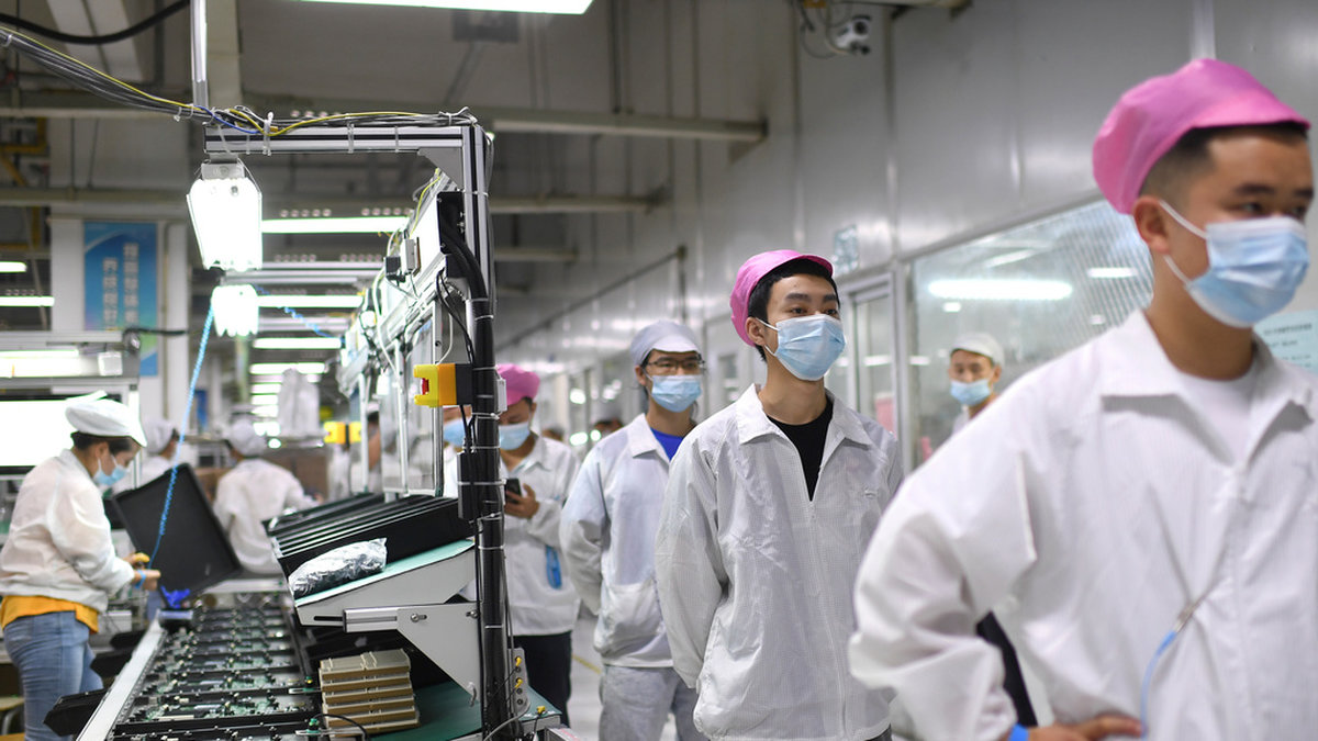 Den taiwanesiska kontraktstillvekaren Foxconn, som monterar ihop de flesta Iphone-telefonerna på fabriker i Kina, riskerar stor sjukfrånvaro sedan man lättat på pandemirestriktionerna på sin stora fabrik i Zhengzhou. Arkivbild