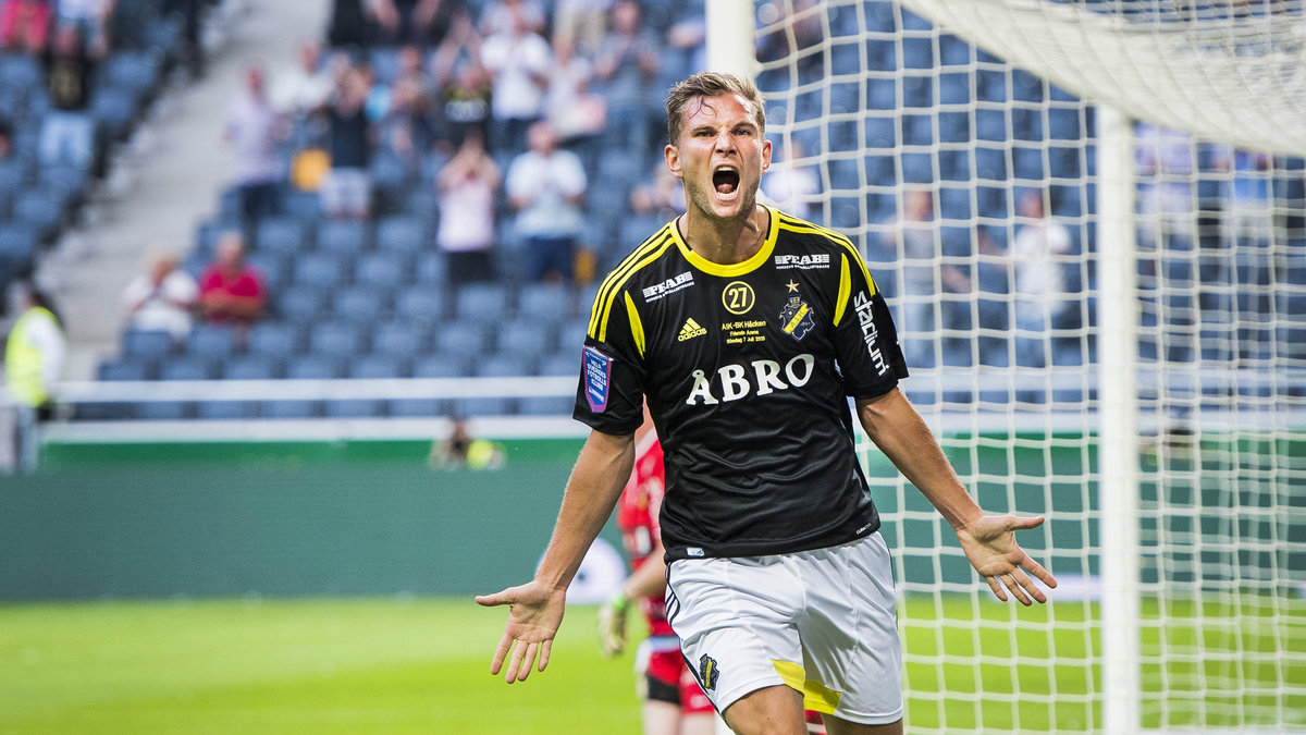 Robert Åhman Persson firar 2-0 målet.