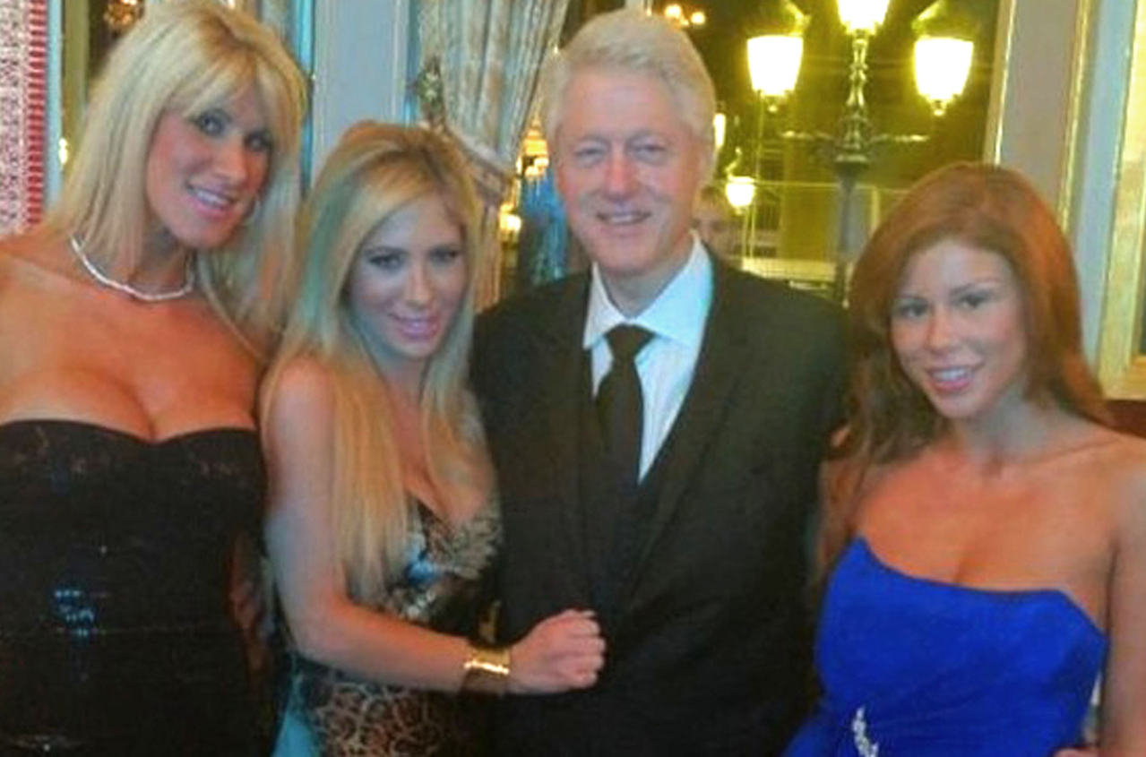 Bill Clinton med tre porrstjärnor. Ja varför inte?