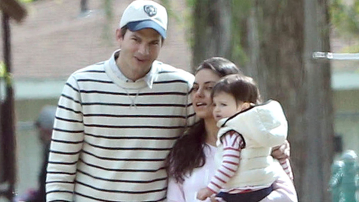 Mila Kunis och Ashton Kutcher tar med sig dottern Wyatt till en lekpark i Beverly Hills. 