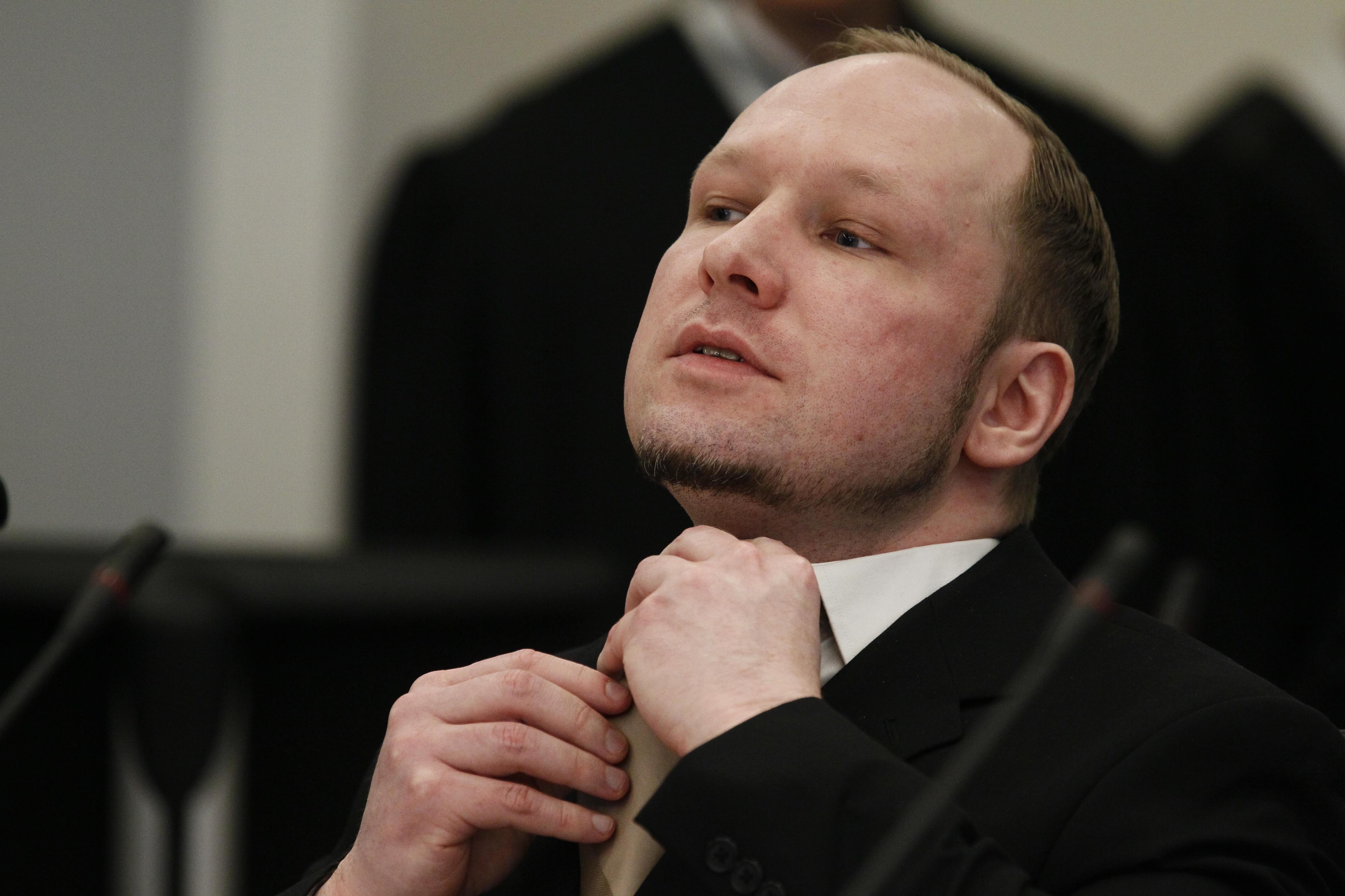 Breivik rättar till slipsen...