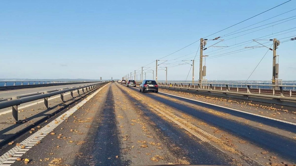 På torsdagsmorgonen låg mängder med sönderkörd potatis på bron över Stora Bält i Danmark. En chaufför har anhållits.