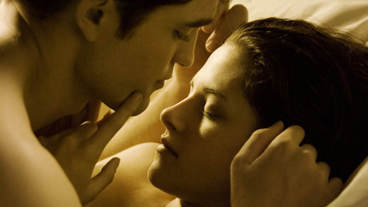 Robert Pattinson och Kristen Stewart under en intensiv scen i Twilight. 